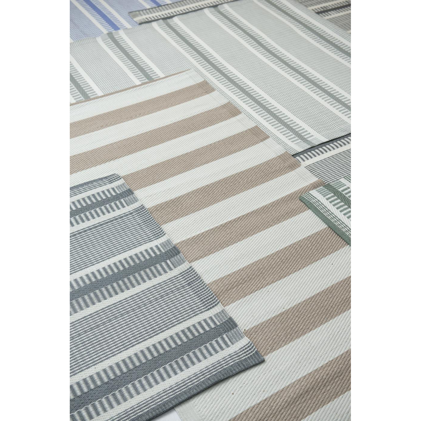 Alfombra plástico reciclado arena/blanco 90x180 cm